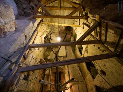 ...e ci ritroviamo davanti a un cantiere fatto di ponteggi, assi e tubi. Il tempio si trova otto metri pi� gi�: lo raggiungiamo servendoci di scale e blocchi in pietra